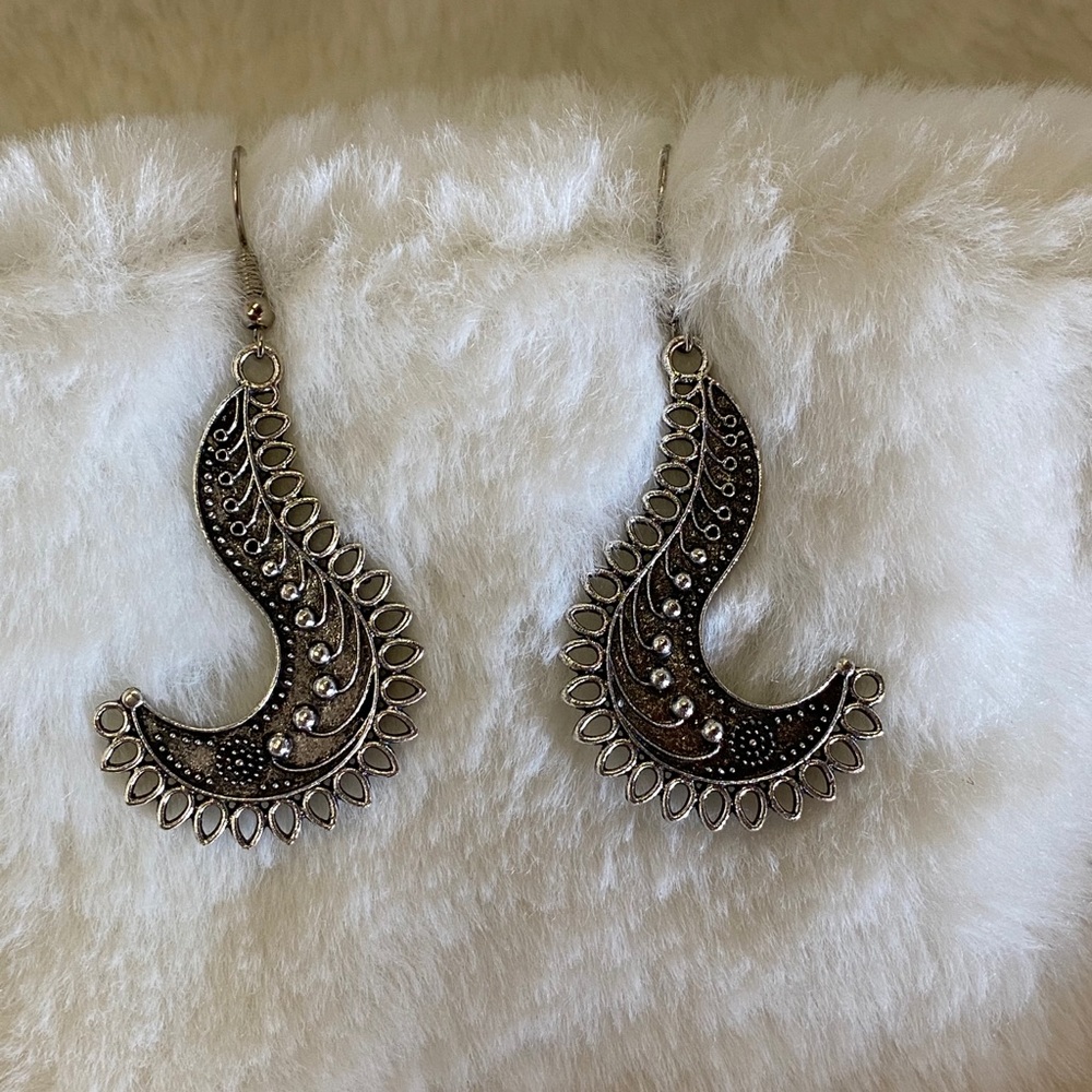 NWOT 🛍 Bundle for DISCOUNTS off Merch or Shipping